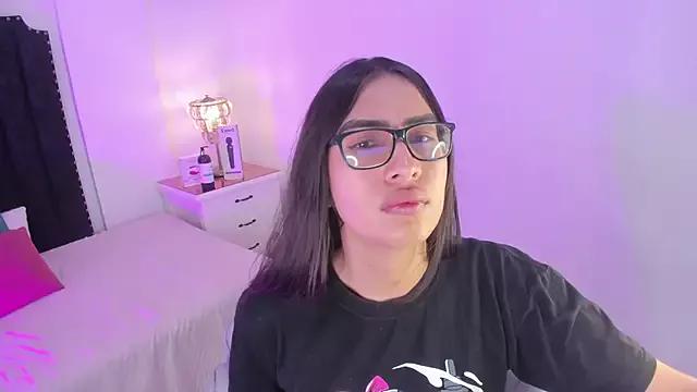 Discover our girls online shows and discover the company of countless livestreamers, with stunning shapes, sex toys and more.
