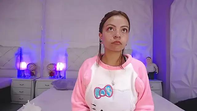 Cherrylionn from StripChat is Freechat