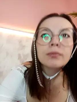 Discover our girls online shows and discover the company of countless livestreamers, with stunning shapes, sex toys and more.