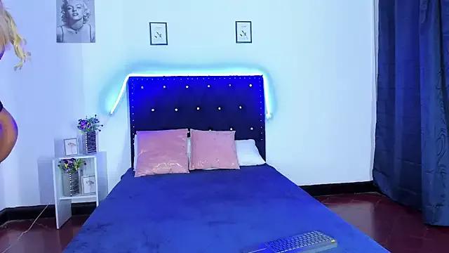 Discover our girls online shows and discover the company of countless livestreamers, with stunning shapes, sex toys and more.