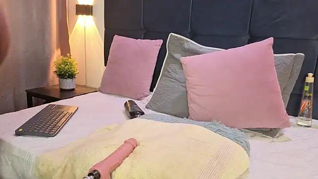 Discover our girls online shows and discover the company of countless livestreamers, with stunning shapes, sex toys and more.