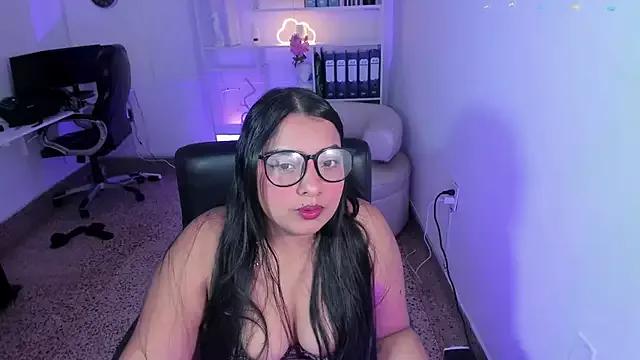 Discover our girls online shows and discover the company of countless livestreamers, with stunning shapes, sex toys and more.