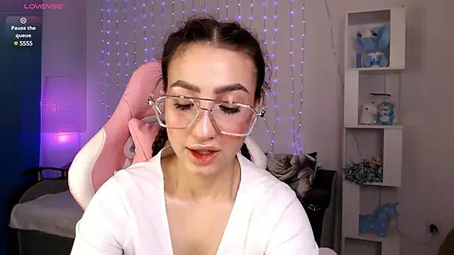 Discover our girls online shows and discover the company of countless livestreamers, with stunning shapes, sex toys and more.