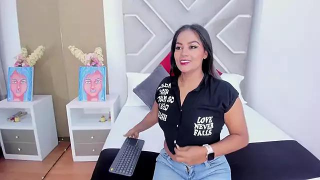 Discover our girls online shows and discover the company of countless livestreamers, with stunning shapes, sex toys and more.