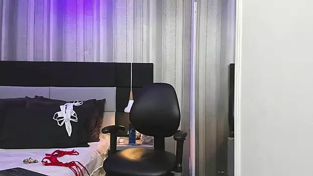Discover our girls online shows and discover the company of countless livestreamers, with stunning shapes, sex toys and more.