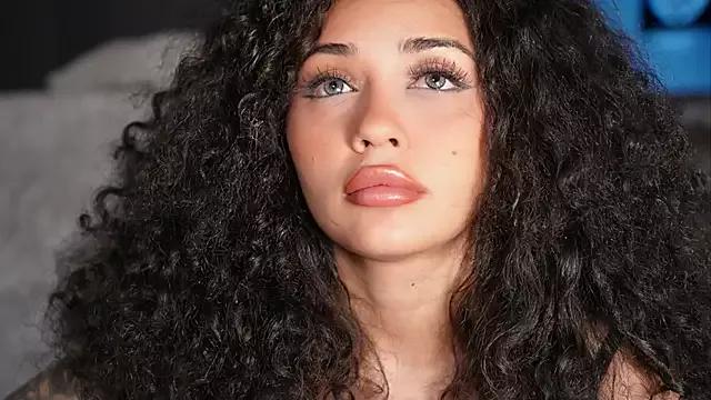 Discover our girls online shows and discover the company of countless livestreamers, with stunning shapes, sex toys and more.