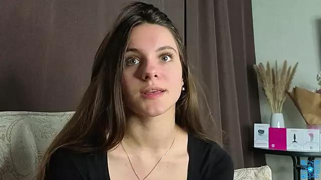 Discover our girls online shows and discover the company of countless livestreamers, with stunning shapes, sex toys and more.