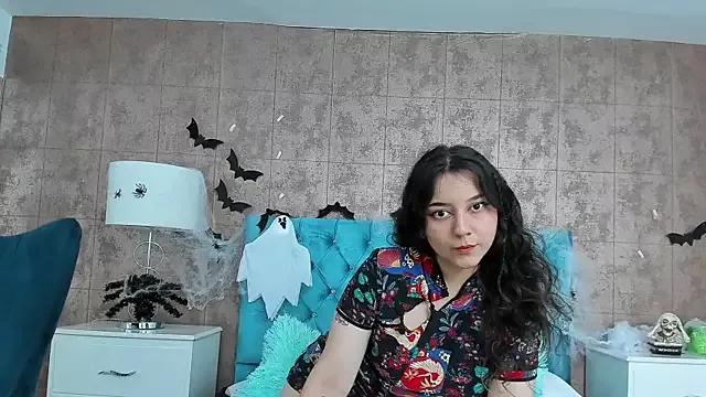 Discover our girls online shows and discover the company of countless livestreamers, with stunning shapes, sex toys and more.