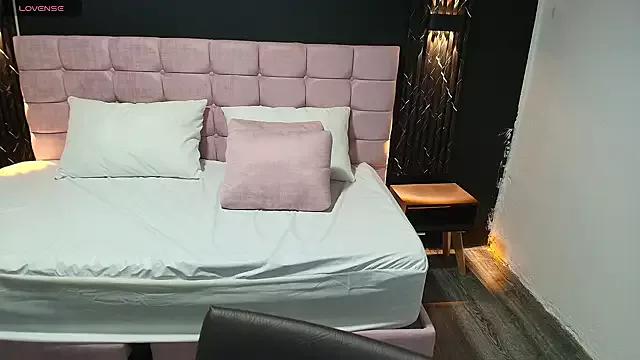 Discover our girls online shows and discover the company of countless livestreamers, with stunning shapes, sex toys and more.