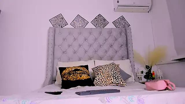 Discover our girls online shows and discover the company of countless livestreamers, with stunning shapes, sex toys and more.