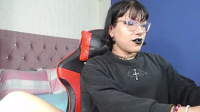 Discover our girls online shows and discover the company of countless livestreamers, with stunning shapes, sex toys and more.