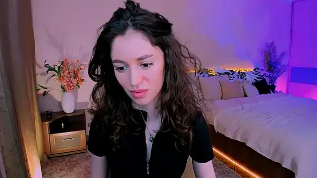 Discover our girls online shows and discover the company of countless livestreamers, with stunning shapes, sex toys and more.