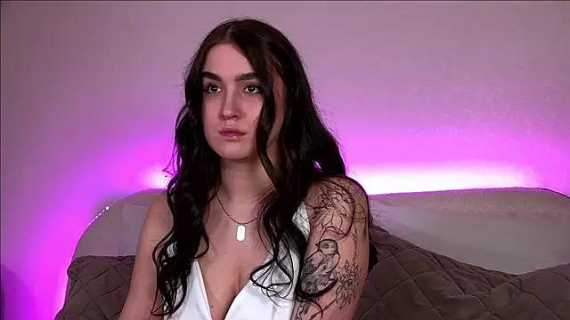 Discover our girls online shows and discover the company of countless livestreamers, with stunning shapes, sex toys and more.