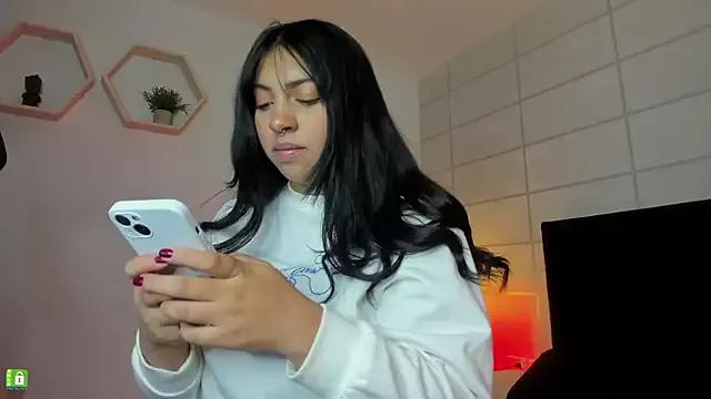 Discover our girls online shows and discover the company of countless livestreamers, with stunning shapes, sex toys and more.