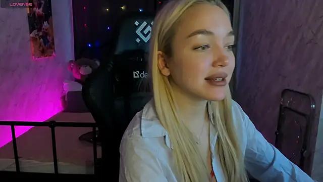 Discover our girls online shows and discover the company of countless livestreamers, with stunning shapes, sex toys and more.