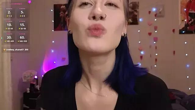 Discover our girls online shows and discover the company of countless livestreamers, with stunning shapes, sex toys and more.