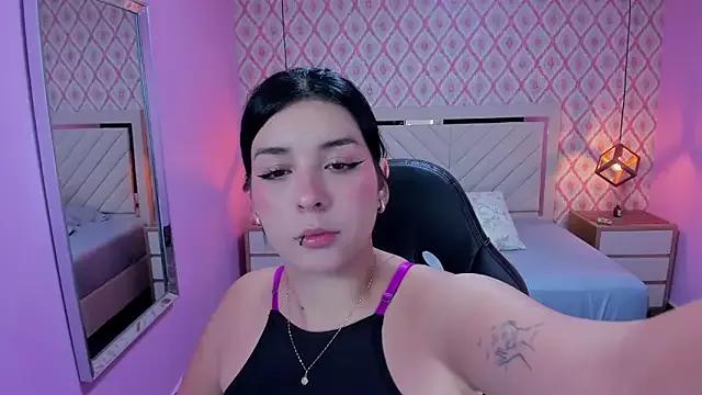 Discover our girls online shows and discover the company of countless livestreamers, with stunning shapes, sex toys and more.