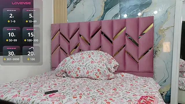 Discover our girls online shows and discover the company of countless livestreamers, with stunning shapes, sex toys and more.