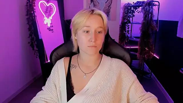 Discover our girls online shows and discover the company of countless livestreamers, with stunning shapes, sex toys and more.