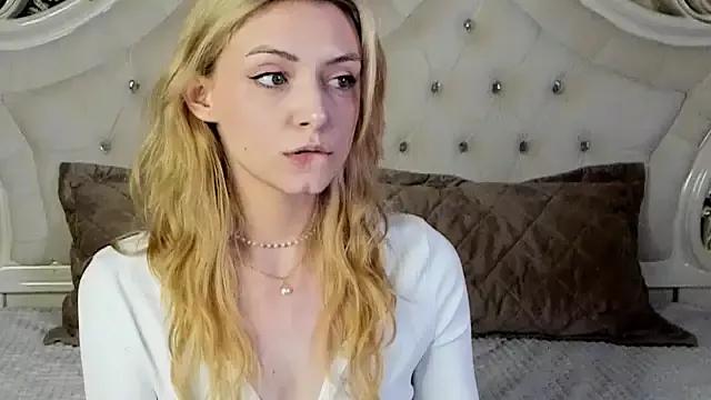 Discover our girls online shows and discover the company of countless livestreamers, with stunning shapes, sex toys and more.