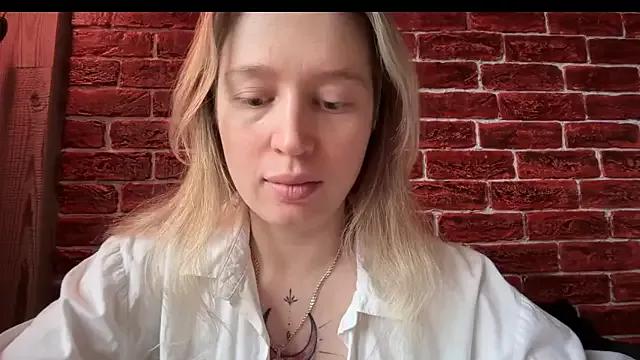 Discover our girls online shows and discover the company of countless livestreamers, with stunning shapes, sex toys and more.