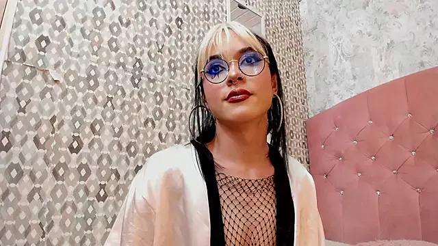 Discover our girls online shows and discover the company of countless livestreamers, with stunning shapes, sex toys and more.