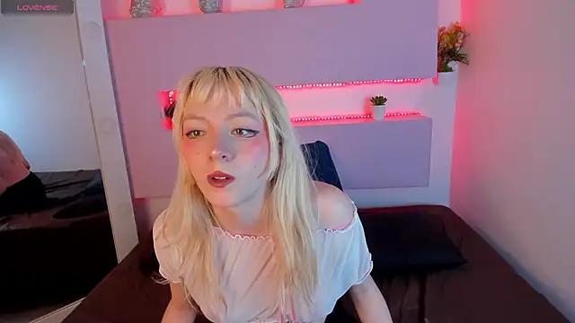 Discover our girls online shows and discover the company of countless livestreamers, with stunning shapes, sex toys and more.