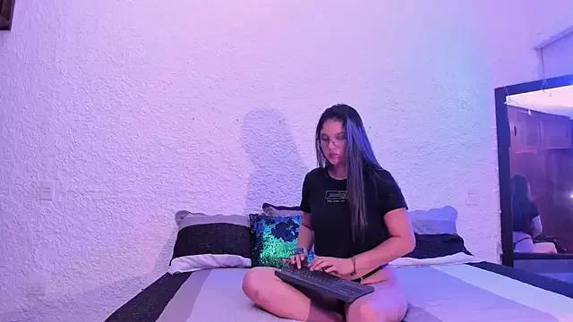 Discover our girls online shows and discover the company of countless livestreamers, with stunning shapes, sex toys and more.
