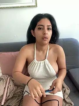 Discover our girls online shows and discover the company of countless livestreamers, with stunning shapes, sex toys and more.