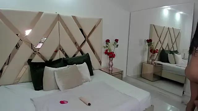 Discover our girls online shows and discover the company of countless livestreamers, with stunning shapes, sex toys and more.
