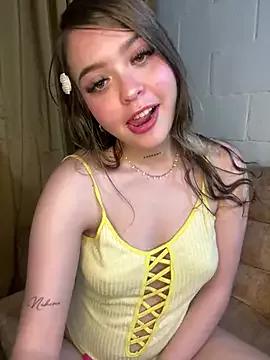 Discover our girls online shows and discover the company of countless livestreamers, with stunning shapes, sex toys and more.