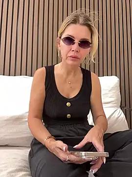 Coco-Louren webcams show profile image 