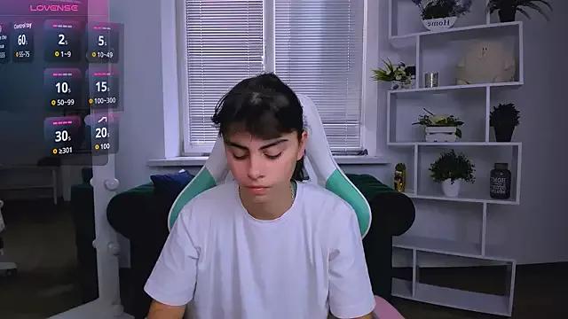 Discover our girls online shows and discover the company of countless livestreamers, with stunning shapes, sex toys and more.