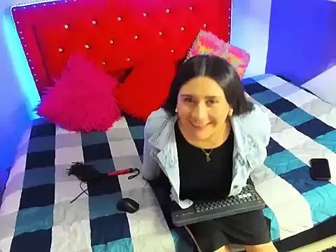 Discover our girls online shows and discover the company of countless livestreamers, with stunning shapes, sex toys and more.
