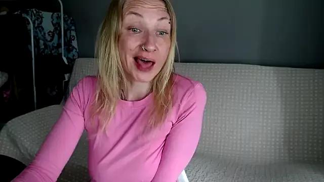 Discover our girls online shows and discover the company of countless livestreamers, with stunning shapes, sex toys and more.