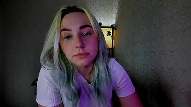 Discover our girls online shows and discover the company of countless livestreamers, with stunning shapes, sex toys and more.