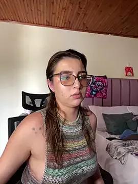 Discover our girls online shows and discover the company of countless livestreamers, with stunning shapes, sex toys and more.