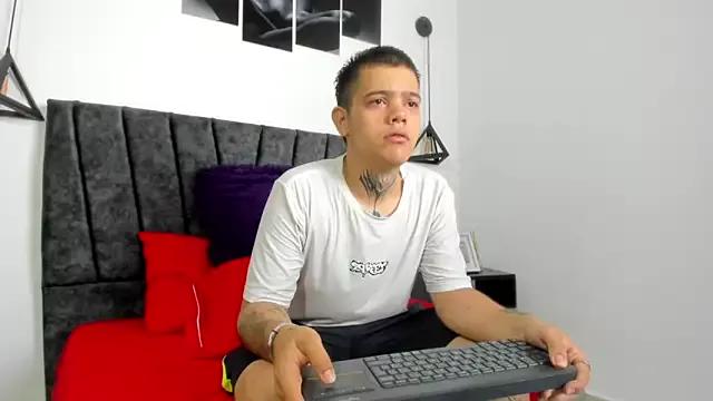 Discover our girls online shows and discover the company of countless livestreamers, with stunning shapes, sex toys and more.