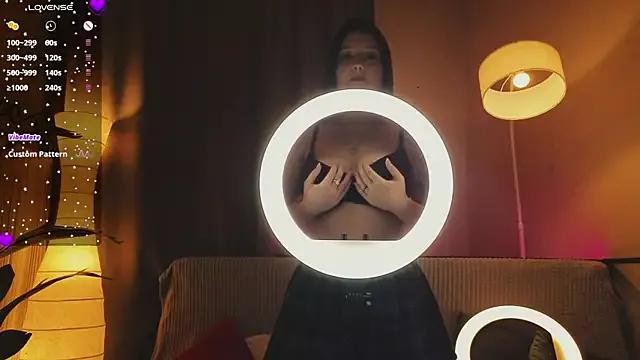 CrimsonBella webcams show profile image 