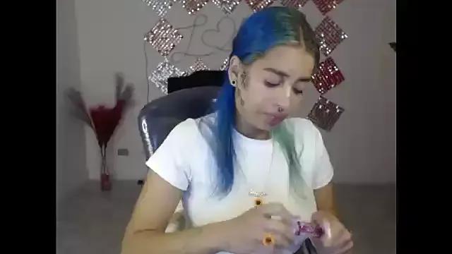 Discover our girls online shows and discover the company of countless livestreamers, with stunning shapes, sex toys and more.
