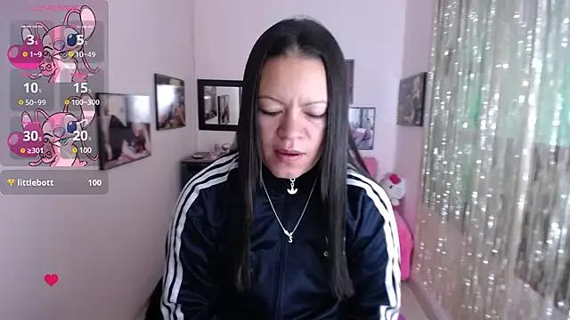Discover our girls online shows and discover the company of countless livestreamers, with stunning shapes, sex toys and more.