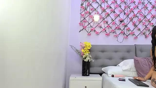 Discover our girls online shows and discover the company of countless livestreamers, with stunning shapes, sex toys and more.