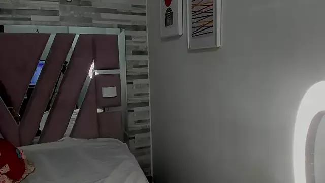 Discover our girls online shows and discover the company of countless livestreamers, with stunning shapes, sex toys and more.