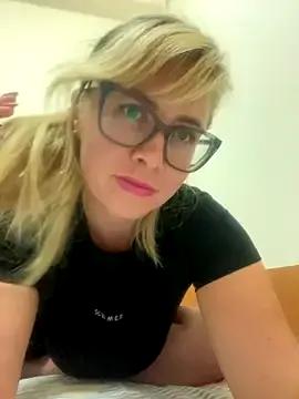Crystal00Girl from StripChat is Freechat