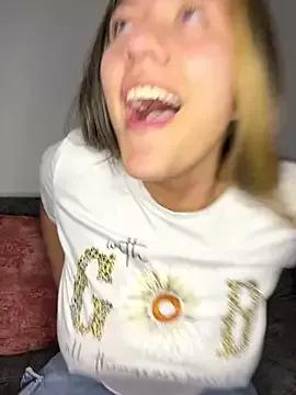 Discover our girls online shows and discover the company of countless livestreamers, with stunning shapes, sex toys and more.