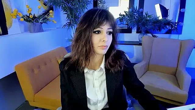 Discover our girls online shows and discover the company of countless livestreamers, with stunning shapes, sex toys and more.