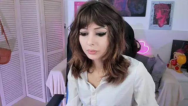 Discover our girls online shows and discover the company of countless livestreamers, with stunning shapes, sex toys and more.
