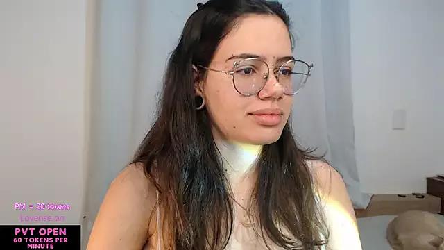 Discover our girls online shows and discover the company of countless livestreamers, with stunning shapes, sex toys and more.