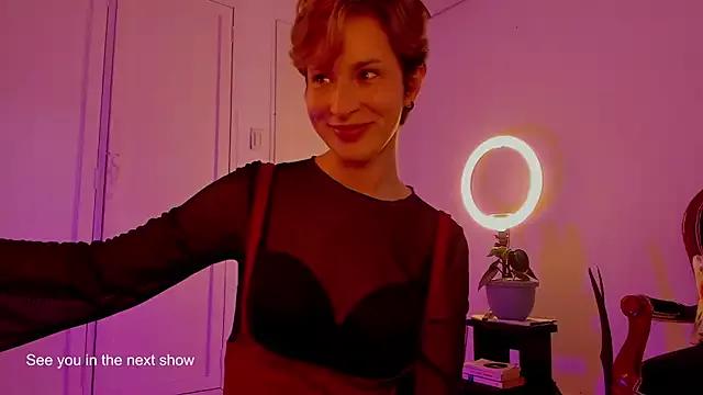 Discover our girls online shows and discover the company of countless livestreamers, with stunning shapes, sex toys and more.