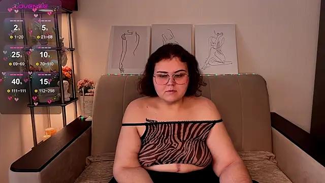 Discover our girls online shows and discover the company of countless livestreamers, with stunning shapes, sex toys and more.